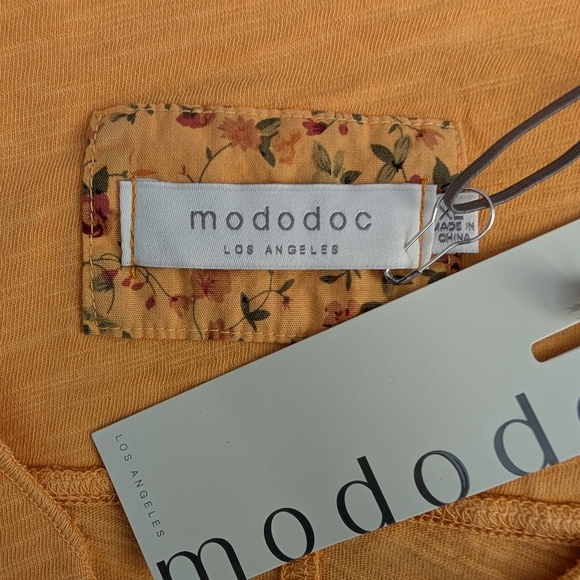 Mododoc NWT Short Sleeve V-Neck Tee In Marigold - Picture 2 of 4